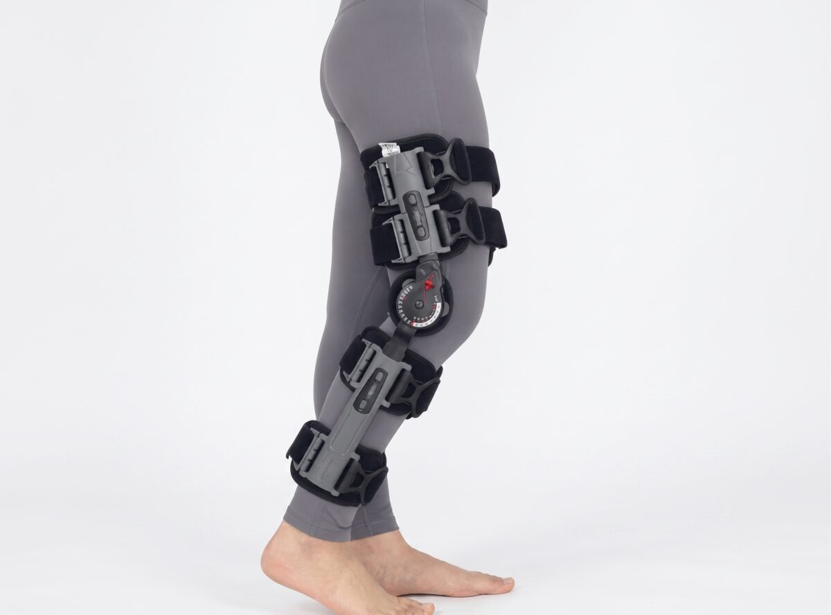 Adjustable ROM Knee Brace with Goniometer
